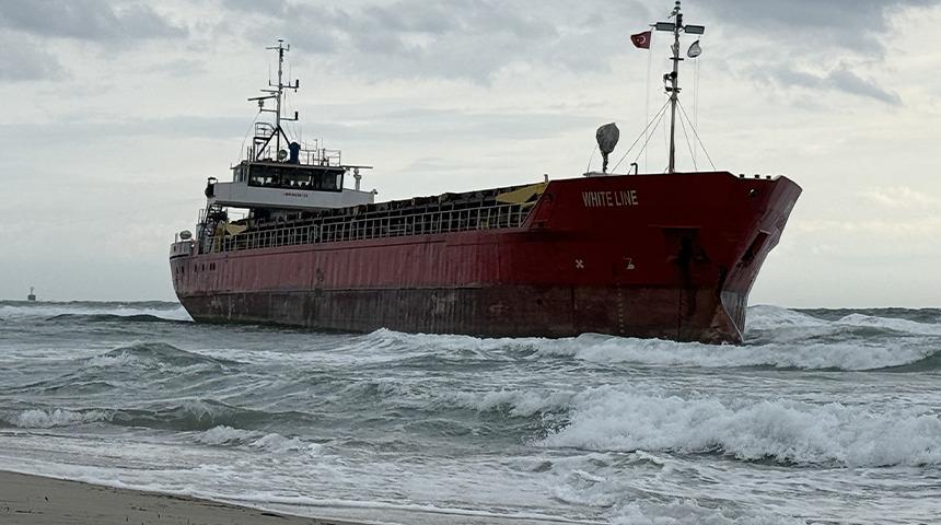 Tekirdağ'da y&uuml;k gemisi karaya oturdu