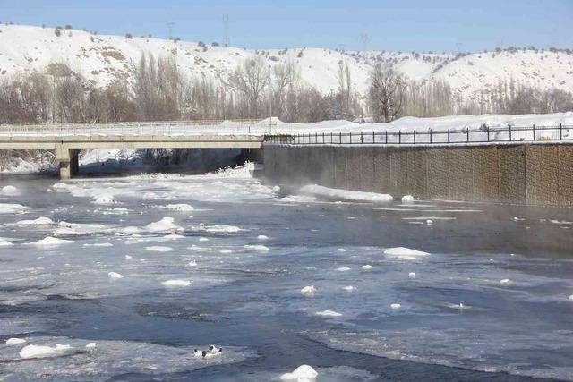 Eski kışlar geri geldi, Kızılırmak&rsquo;ın y&uuml;zeyi kısmen dondu 5