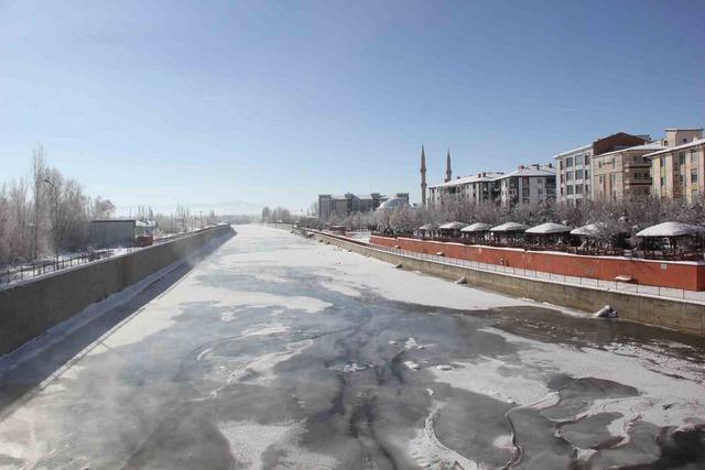 Eski kışlar geri geldi, Kızılırmak&rsquo;ın y&uuml;zeyi kısmen dondu 4