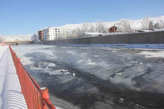 Eski kışlar geri geldi, Kızılırmak&rsquo;ın y&uuml;zeyi kısmen dondu 3