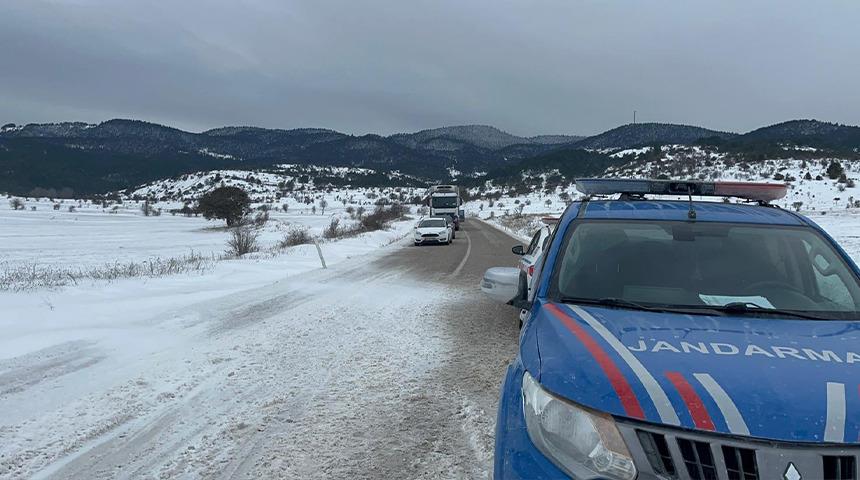 &Ccedil;erkeş il&ccedil;esinde kar nedeniyle ulaşım aksadı