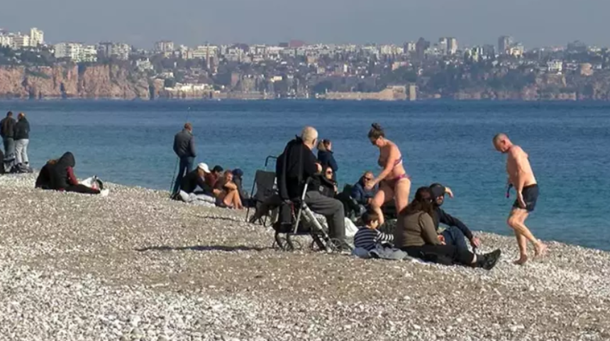 Yılın ilk hafta sonunda sahilde g&uuml;neşlenip denize girdiler