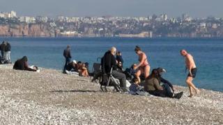 Yılın ilk hafta sonunda sahilde güneşlenip denize girdiler