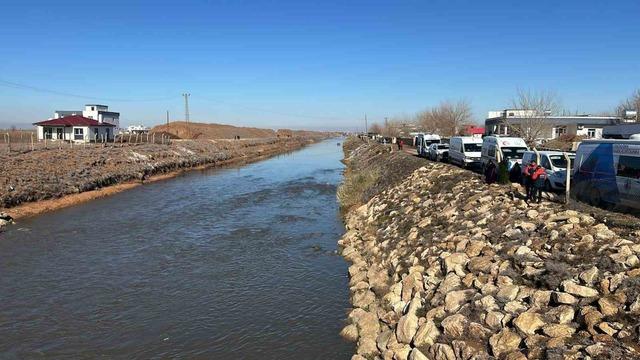 Sulama kanalında kaybolan s&uuml;r&uuml;c&uuml; aranıyor 1