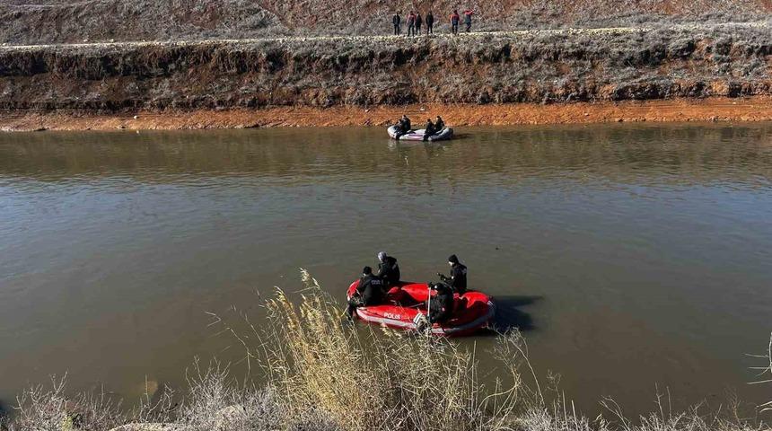 Sulama kanalında kaybolan s&uuml;r&uuml;c&uuml; aranıyor