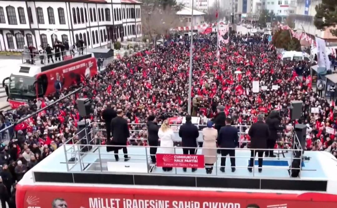 CHP lideri &Ouml;zel &Ccedil;ankırı da! 1100 aldıklarını hatırlattı: Kalabalık ise dikkat &ccedil;ekti 1