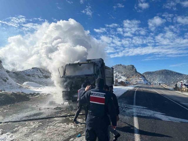 Yozgat&rsquo;ta kamyon yandı, kullanılamaz hale geldi 1