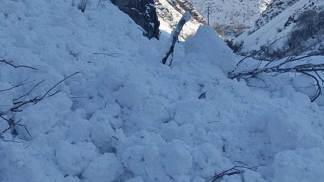Çukurca kara yoluna çığ düştü