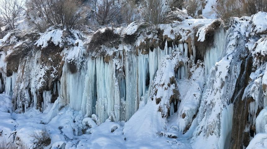 Erzincan&rsquo;da doğa dondu, Girlevik Şelalesi buz kesti
