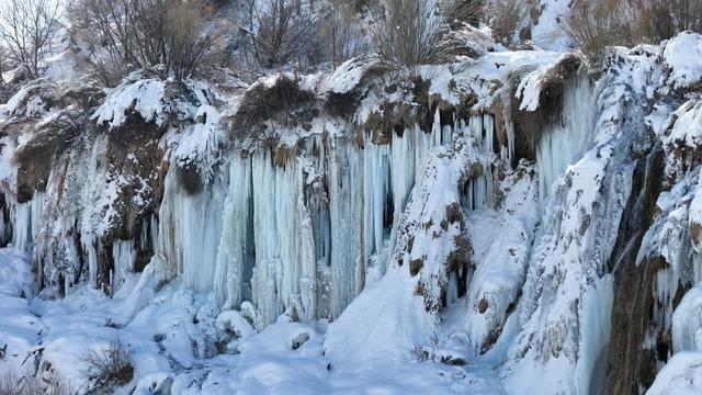 Erzincan’da doğa dondu, Girlevik Şelalesi buz kesti