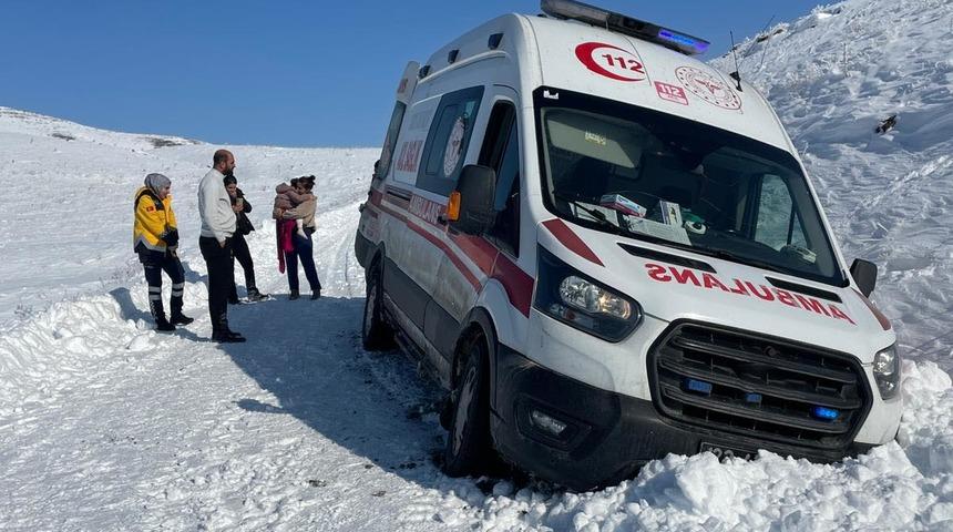 Elazığ'da hasta &ccedil;ocuk greyderle ambulansa ulaştırıldı