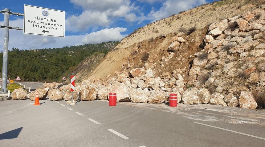 Kumluca-Kemer karayolunda toprak kayması, heyelanı &ouml;nlemek i&ccedil;in &ouml;r&uuml;len duvardaki kayalar yola sa&ccedil;ıldı