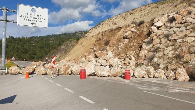 Kumluca-Kemer karayolunda toprak kayması, heyelanı önlemek için örülen duvardaki kayalar yola saçıldı