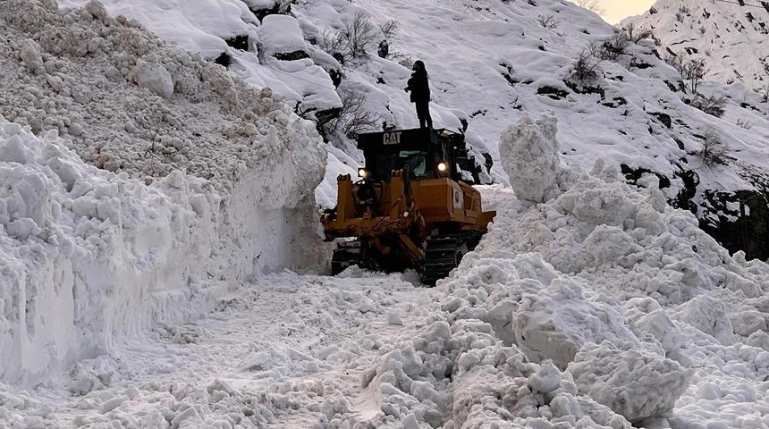 Şırnak'ta &ccedil;ığ nedeniyle kapanan yol ulaşıma a&ccedil;ıldı