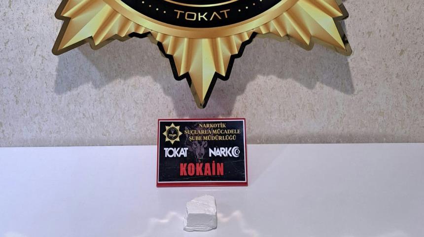 Tokat'ta uyuşturucu operasyonu! Yastık i&ccedil;inden &ccedil;ıktı
