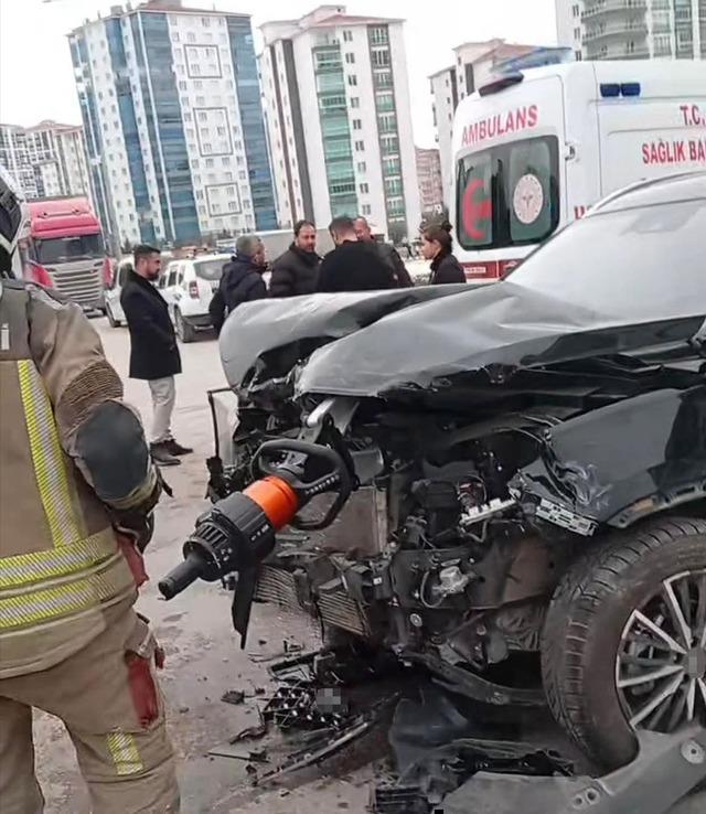Beypazarı&rsquo;nda iki otomobilin &ccedil;arpışması sonucu 3 kişi yaralandı 2