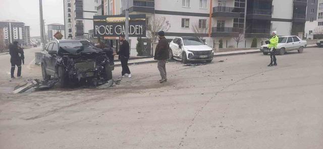 Beypazarı&rsquo;nda iki otomobilin &ccedil;arpışması sonucu 3 kişi yaralandı 1