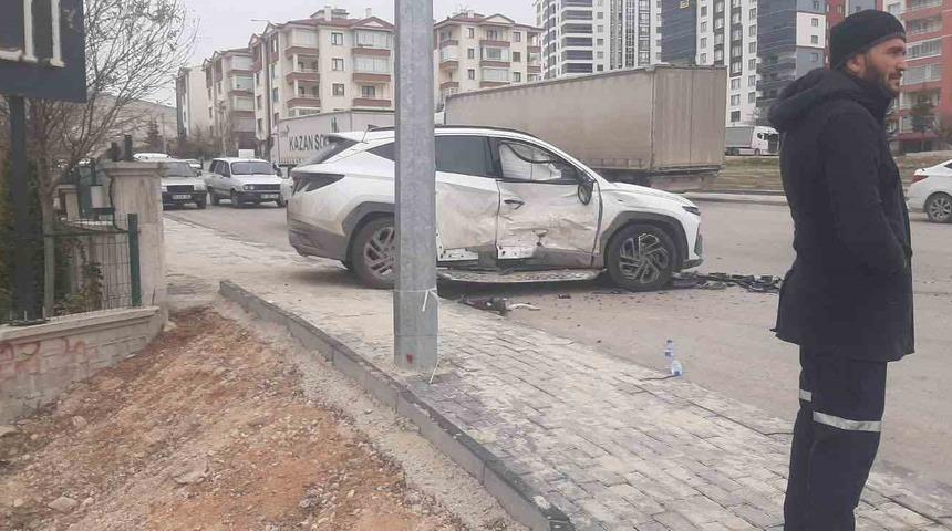 Beypazarı&rsquo;nda iki otomobilin &ccedil;arpışması sonucu 3 kişi yaralandı