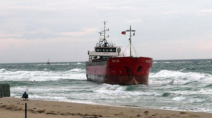 Tekirdağ'da fırtına; y&uuml;k gemisi karaya oturdu