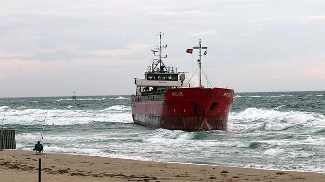 Tekirdağ'da fırtına; yük gemisi karaya oturdu