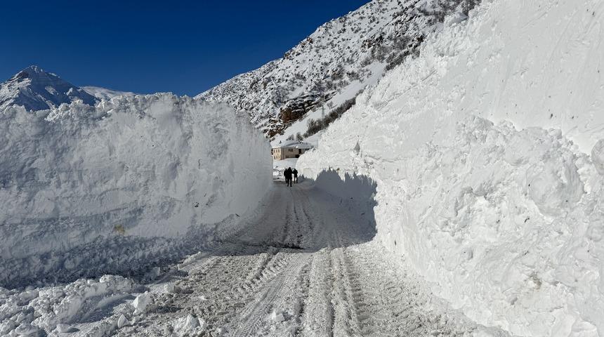 Van-&Ccedil;atak kara yolu, 4 g&uuml;nd&uuml;r ulaşıma kapalı