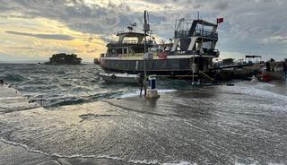 Erdek&rsquo;te lodos; dalgalar, denizle karayı birleştirdi