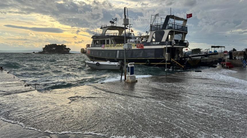 Erdek&rsquo;te lodos; dalgalar, denizle karayı birleştirdi