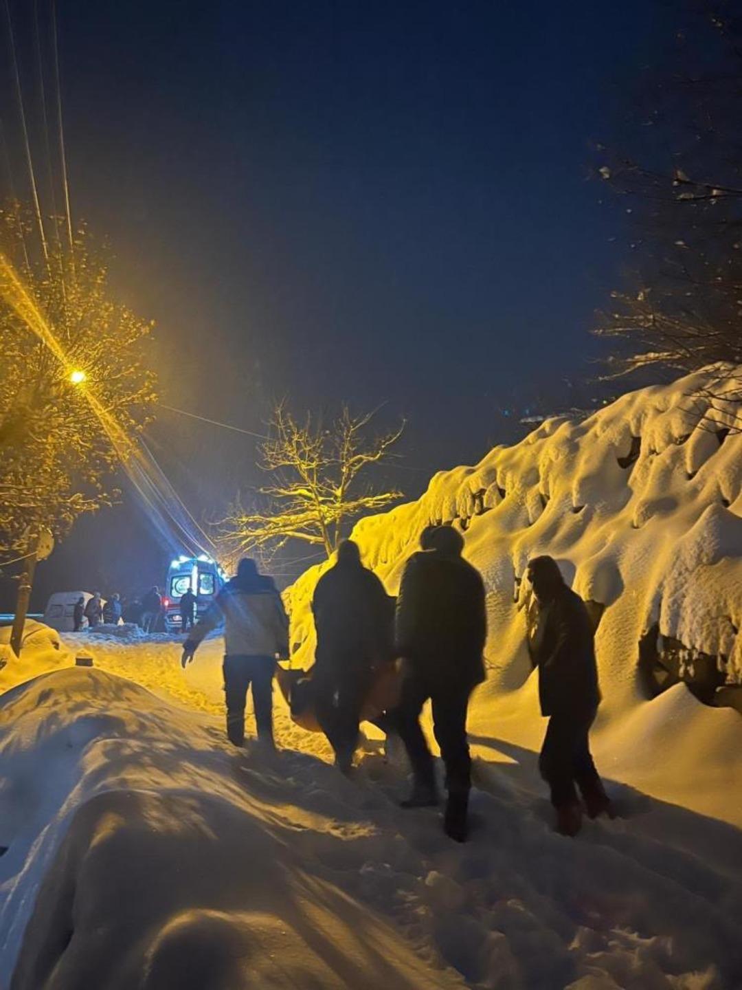 Karla kaplı yollarda zamana karşı yarış kameraya yansıdı 1