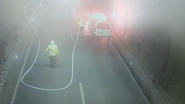 Tünelde yanan aracı trafik polisleri söndürdü
