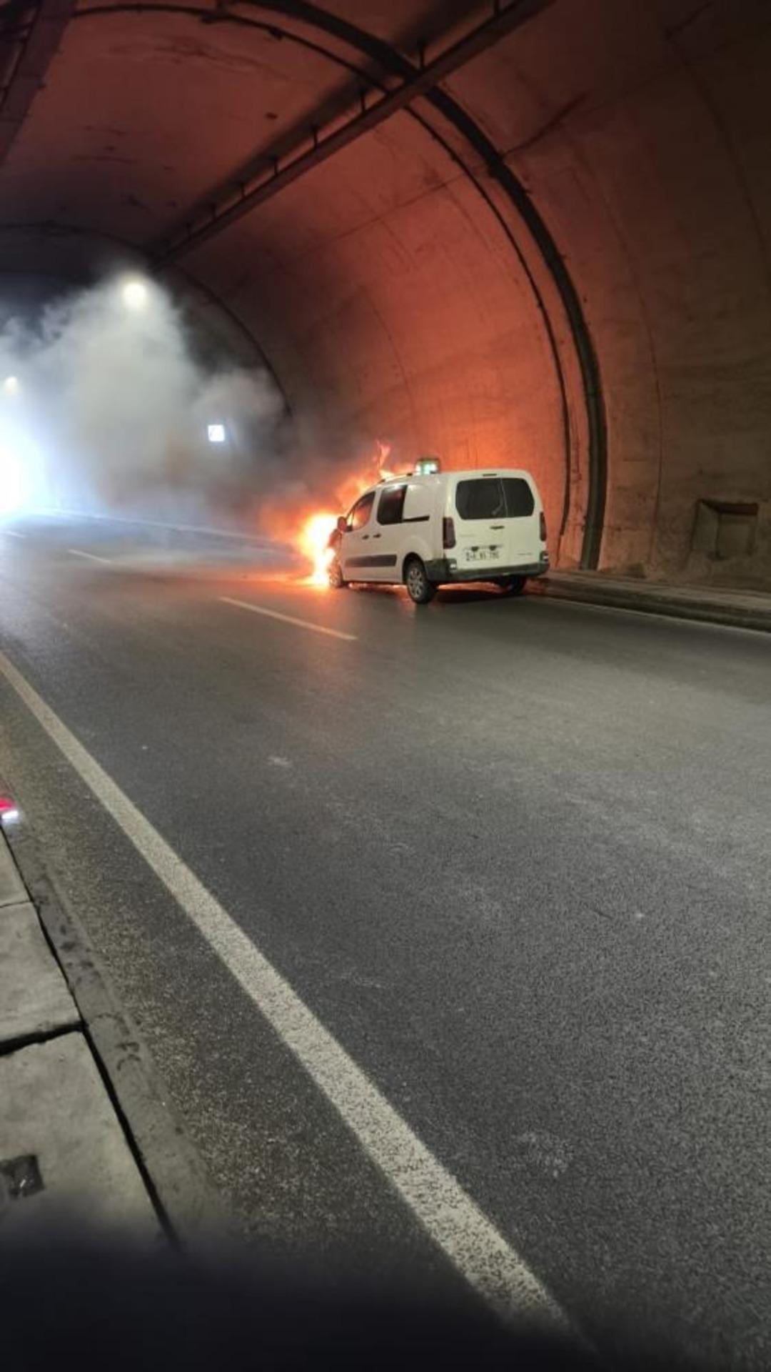 T&uuml;nelde yanan aracı trafik polisleri s&ouml;nd&uuml;rd&uuml; 2
