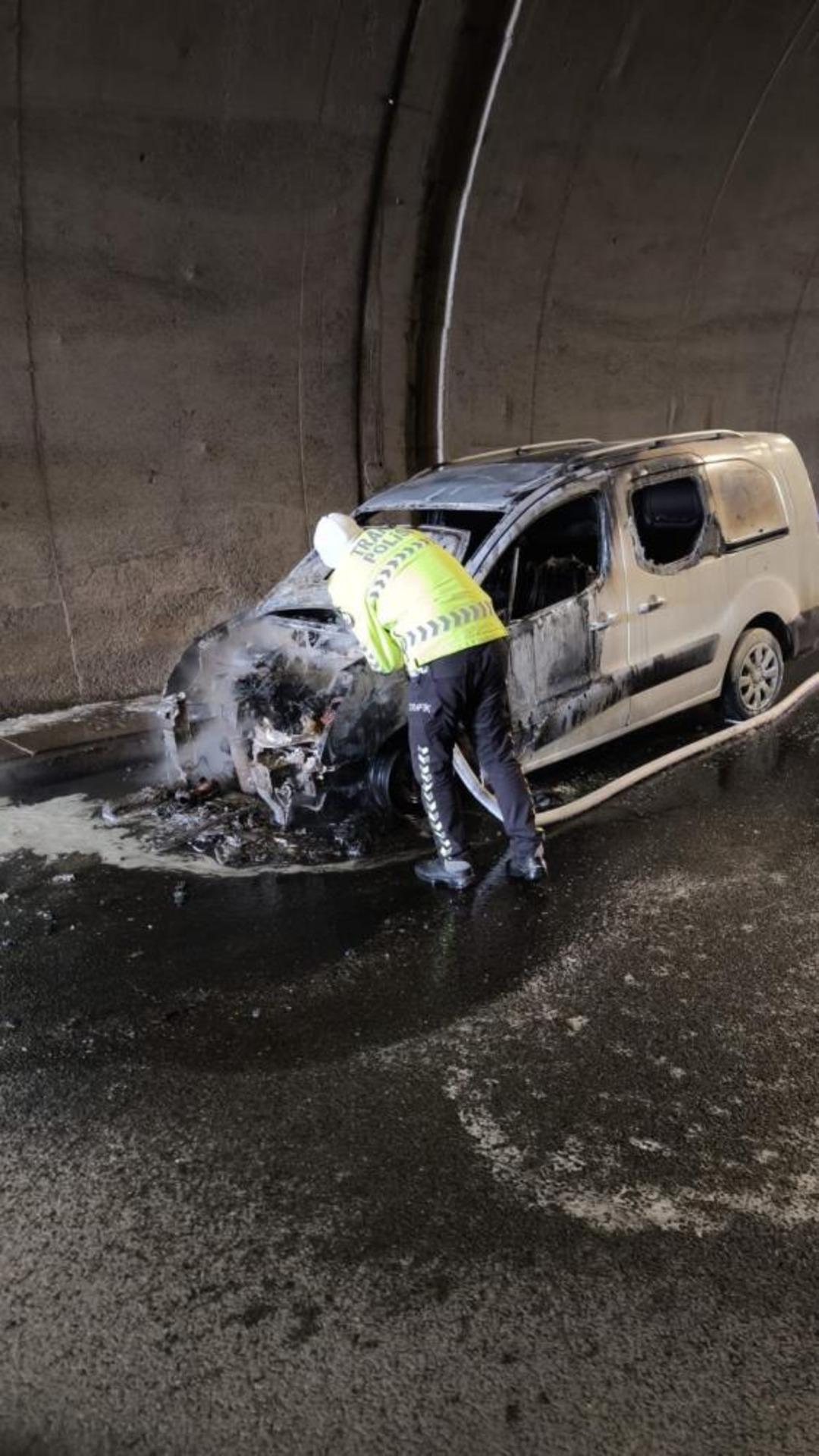 T&uuml;nelde yanan aracı trafik polisleri s&ouml;nd&uuml;rd&uuml; 1