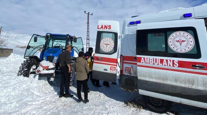 Yer: Hakkari! Hastayı kurtarmak i&ccedil;in trakt&ouml;rle seferber oldular