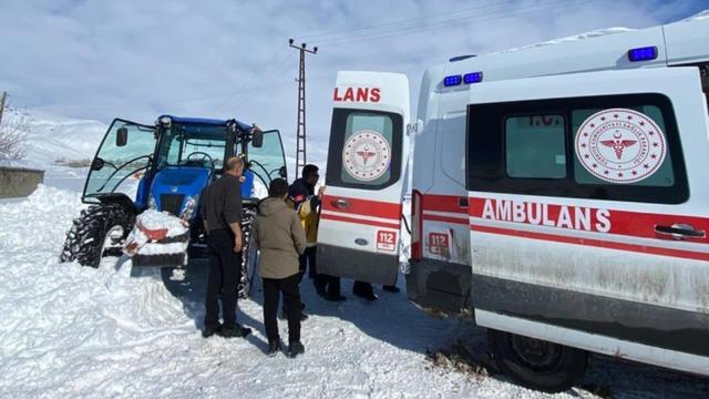 Yer: Hakkari! Hastayı kurtarmak için traktörle seferber oldular