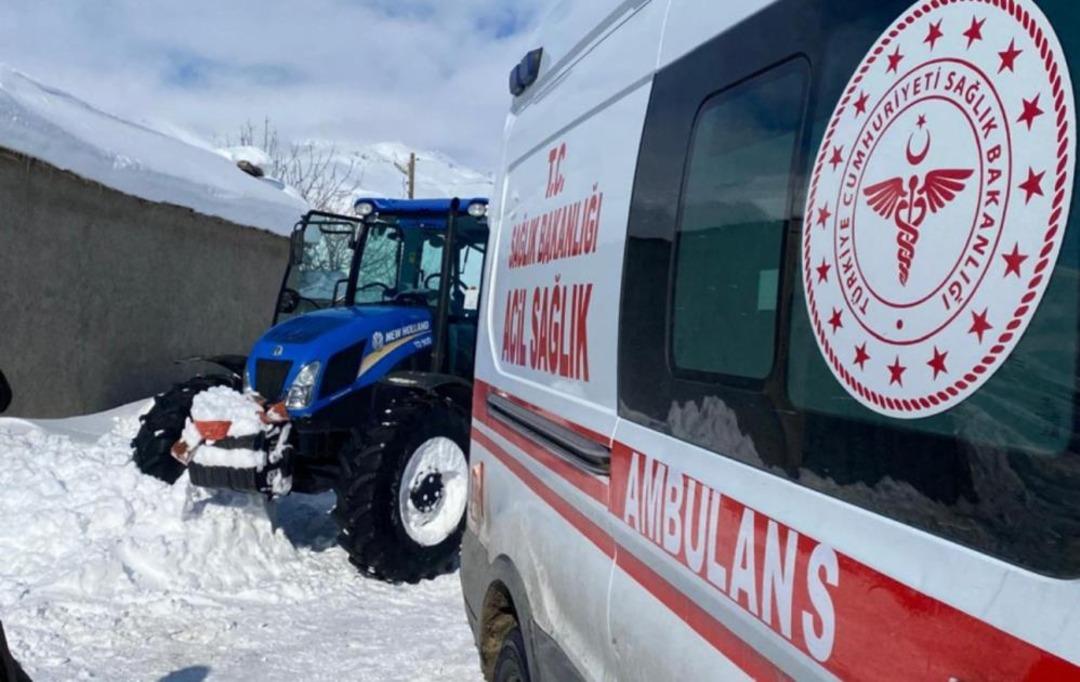 Yer: Hakkari! Hastayı kurtarmak i&ccedil;in trakt&ouml;rle seferber oldular 1