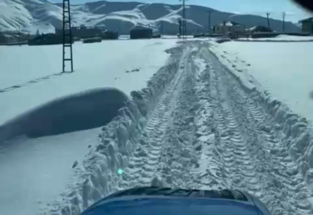 Yer: Hakkari! Hastayı kurtarmak i&ccedil;in trakt&ouml;rle seferber oldular 3