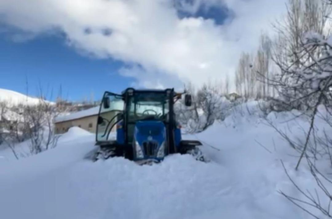 Yer: Hakkari! Hastayı kurtarmak i&ccedil;in trakt&ouml;rle seferber oldular 2