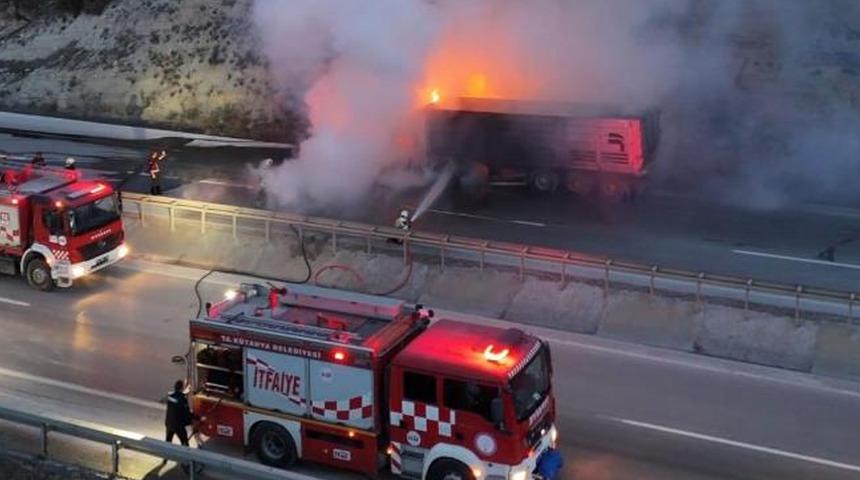 Yer: K&uuml;tahya! Seyir halindeki tır alevlere teslim oldu