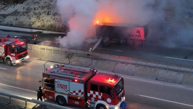 Yer: Kütahya! Seyir halindeki tır alevlere teslim oldu