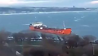 Kimyasal madde taşıyordu! Tanker lodosun etkisiyle sahile s&uuml;r&uuml;klendi