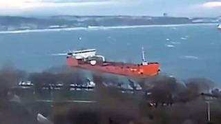 Kimyasal madde taşıyordu! Tanker lodosun etkisiyle sahile sürüklendi