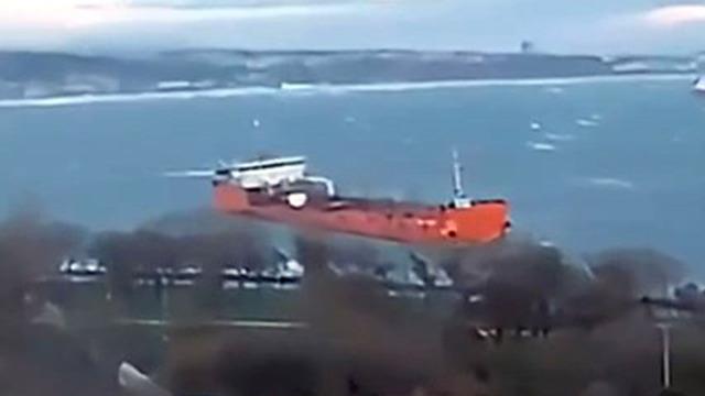 Kimyasal madde taşıyordu! Tanker lodosun etkisiyle sahile sürüklendi