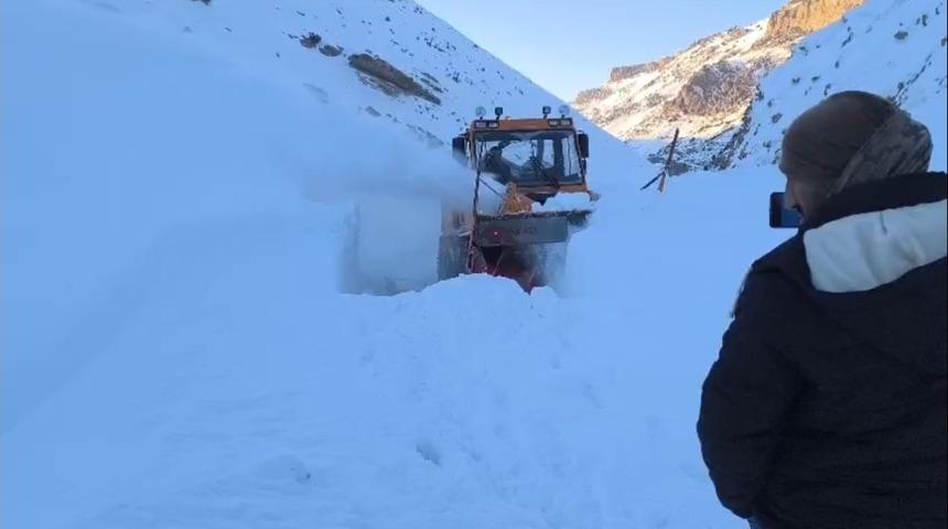 Başkale'de &ccedil;ığ nedeniyle kapanan yol ulaşıma a&ccedil;ıldı