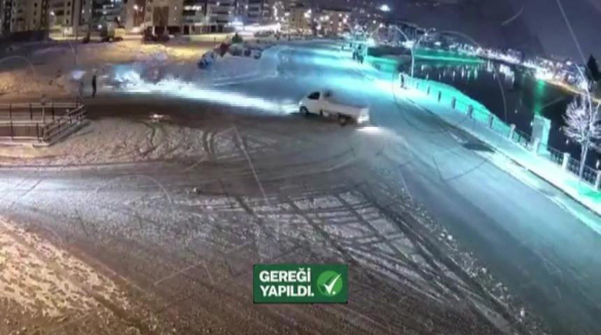 Karda 27 saniye drift yapan kamyonet s&uuml;r&uuml;c&uuml;s&uuml;ne ceza yağdı: 58 bin 217 TL ceza, 60 g&uuml;n trafikten men