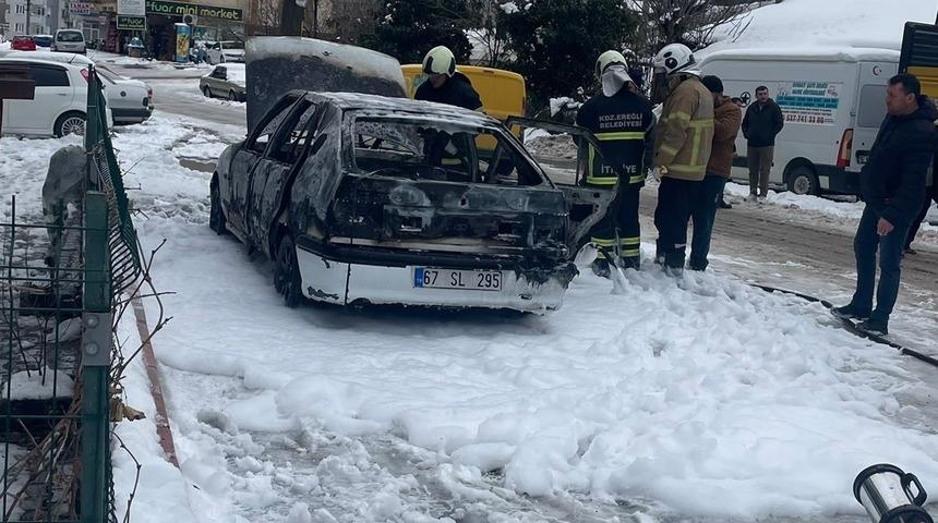 Park halindeki otomobil alev alev yandı