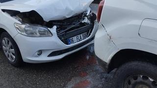 Kurtalan'da iki otomobil çarpıştı