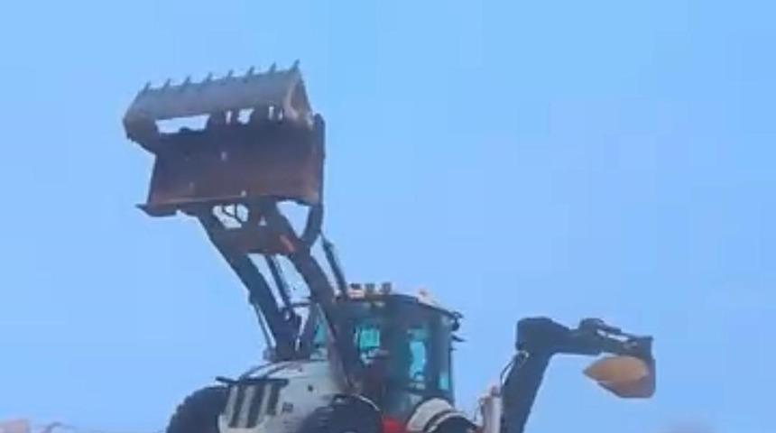 Diyarbakır'da kep&ccedil;e operat&ouml;r&uuml; iş makinasıyla drift attı