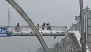 Kar topu attıkları gerek&ccedil;esiyle &ccedil;ocukları darbeden şahıs tutuklandı