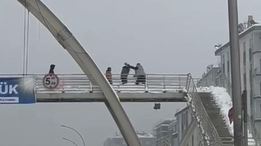 Kar topu attıkları gerek&ccedil;esiyle &ccedil;ocukları darbeden şahıs tutuklandı