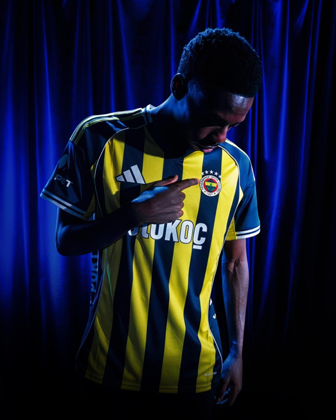 Fenerbah&ccedil;e, Anthony Musaba yı resmen duyurdu! İmzalar atıldı, formayla ilk pozunu verdi 1