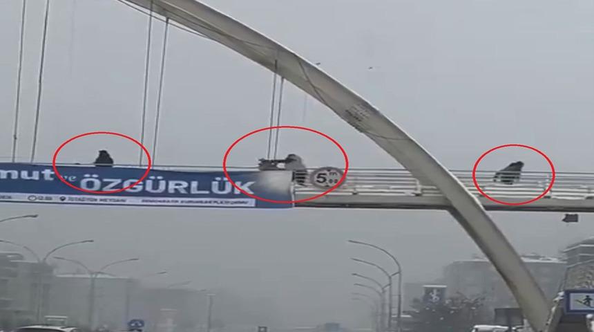 &Uuml;st ge&ccedil;itte kar topu atan &ccedil;ocukları d&ouml;vm&uuml;şt&uuml;! Tutuklandı